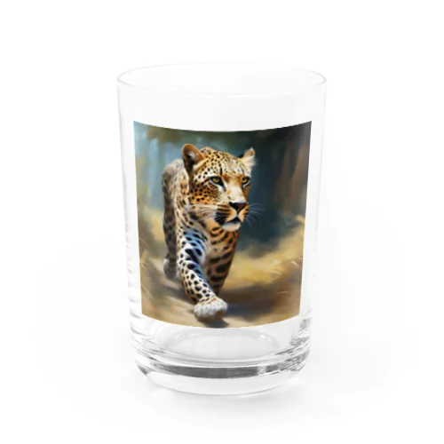 獲物を求めて歩くヒョウのグッズ Water Glass