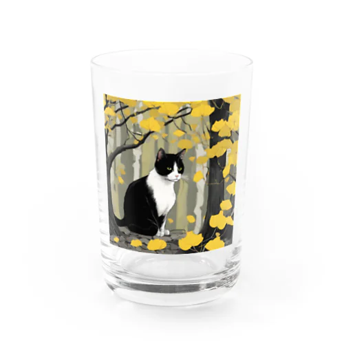 ハチワレ白黒猫とイチョウ グラス