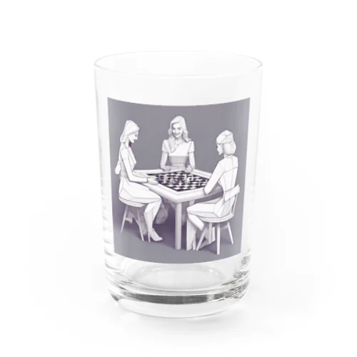 ボードゲームを楽しんでいる美人 Water Glass