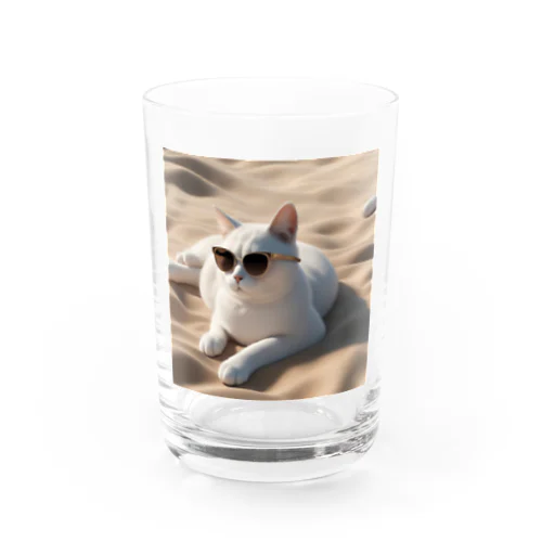 ビーチで波の音を聴きながらサングラスをかけた猫 Water Glass