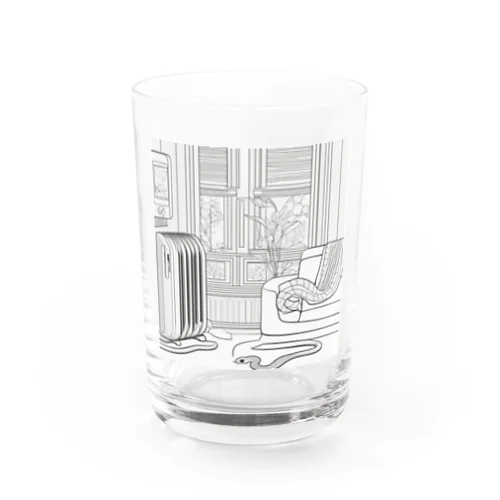 暖房の前でまったりと寝そべりながら冬を喜んでいる蛇 Water Glass