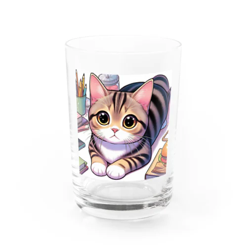 茶色い虎柄の猫 グラス