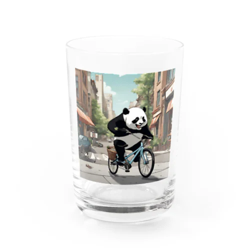 自転車に乗っているパンダ Water Glass