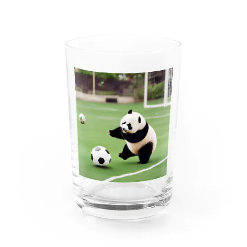 サッカーをするパンダ Water Glass