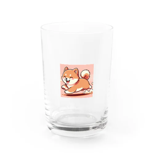 笑顔が眩しいシバ犬が元気に走ります！ Water Glass