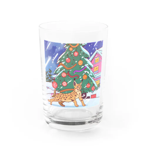 クリスマスツリーの前で楽しむオオヤマネコ Water Glass