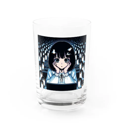 インターネットに夢中な女の子 Water Glass