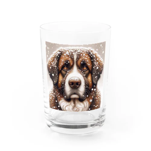 雪の中しかめっ面の犬さん Water Glass