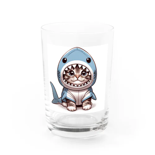 サメのフードを被った愛くるしい子猫 Water Glass