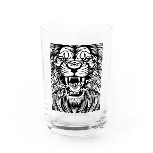 荘厳なる支配者：モノトーンのライオンの描画 Water Glass