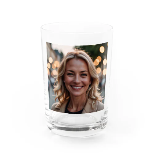 笑顔の熟女 Water Glass