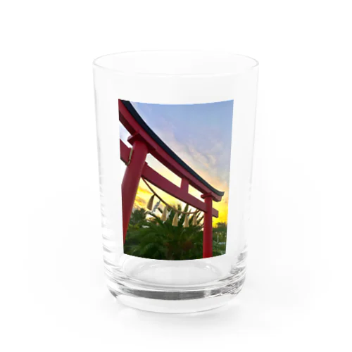 夕陽に映える紅色の鳥居 Water Glass