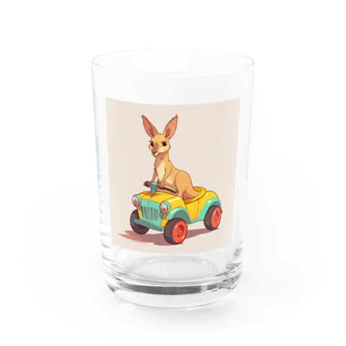 おもちゃの車に乗ったかわいいカンガルー Water Glass