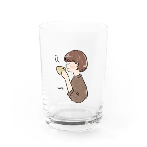 ほっとひと息つく女の子　カフェ　ブラウン Water Glass