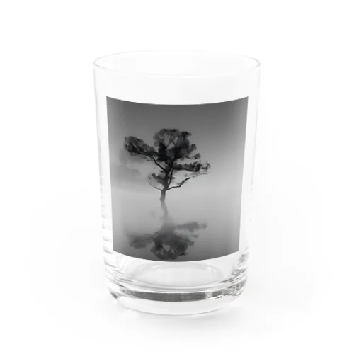 朝靄の湖畔に浮かぶ木 Water Glass