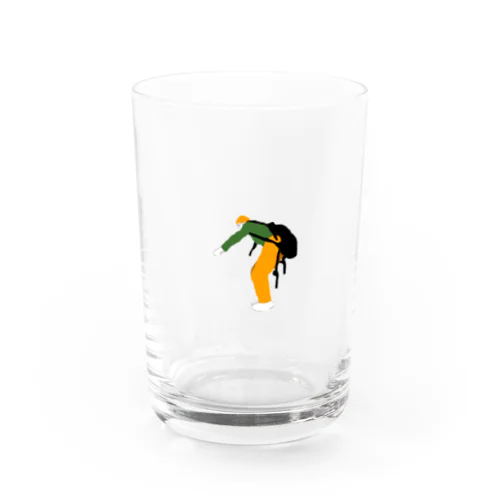 回転する椅子に立とうとする人 Water Glass