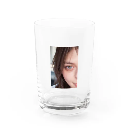 青い瞳の女性 Water Glass