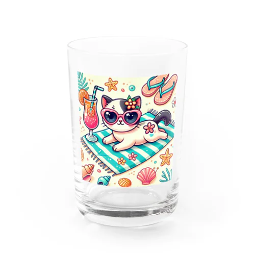 ビーチでリラックスするサングラスキャット Water Glass