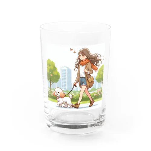 かわいい犬と散歩をする女性 Water Glass