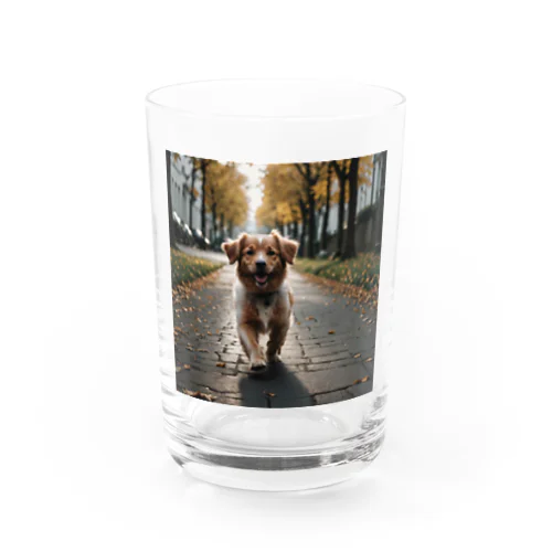 散歩している犬 Water Glass