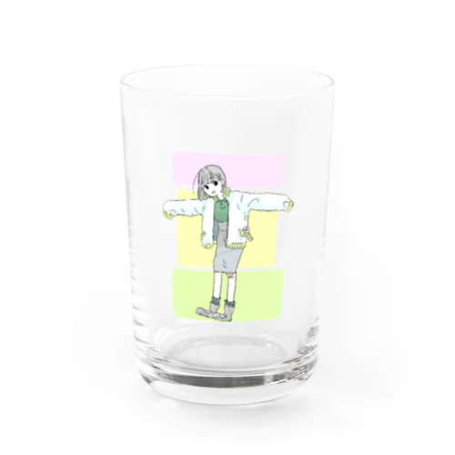 大きめジャンパーの女の子 Water Glass