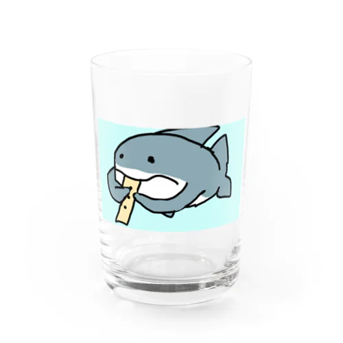 尺八を吹くサメです Water Glass