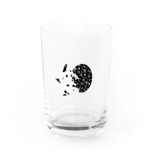 崩壊するもの グラス