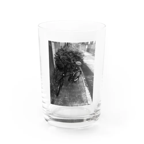 路上の自転車モノクロ Water Glass