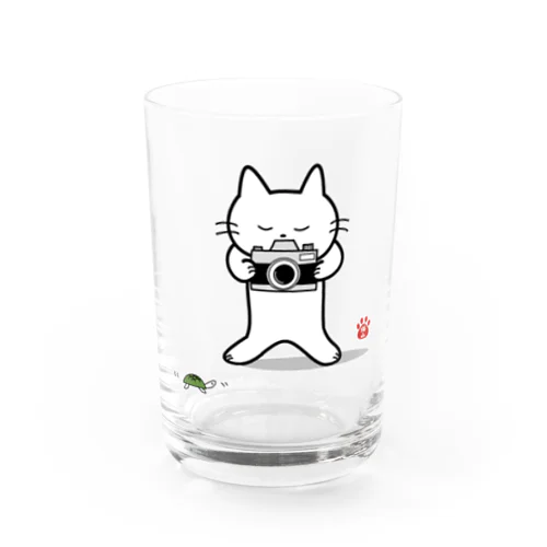 カメラで亀を撮る猫山さん Water Glass