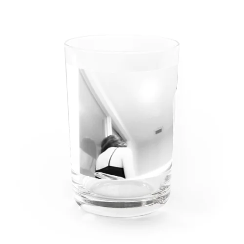 別の女性 Water Glass