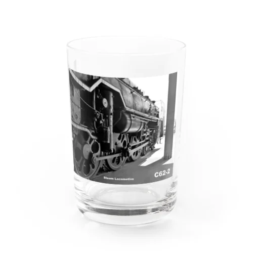 車庫にスタンバイするC622蒸気機関車 （モノクロフォト） グラス