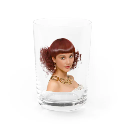 巻き毛と濃い茶色の目を持つ美しい女性。 Water Glass