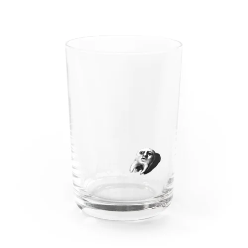 突然抜かれてうまく状況を飲み込めない親知らず Water Glass