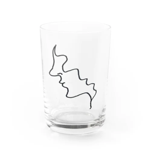 ロン毛カールの女の横顔 グラス