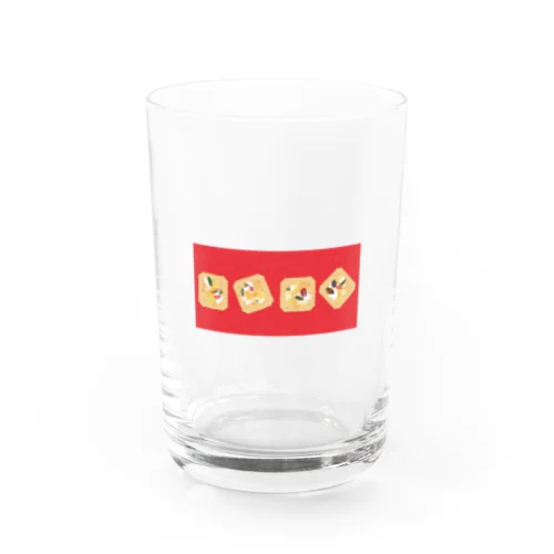 皿に盛られたクラッカー Water Glass