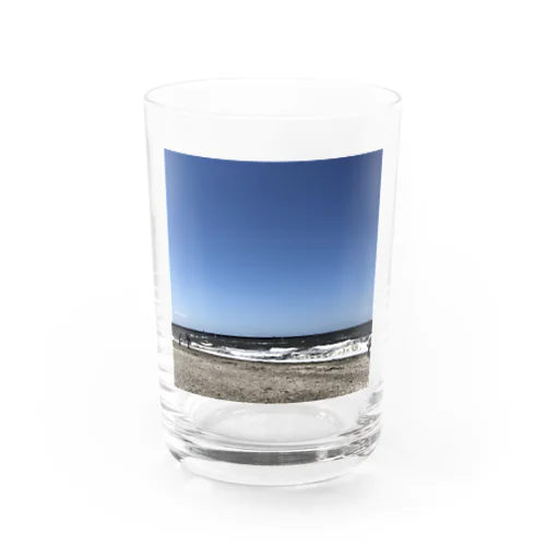 ビーチクリーンしてる海岸 Water Glass