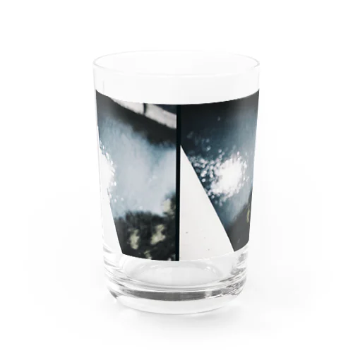 解離。 Water Glass