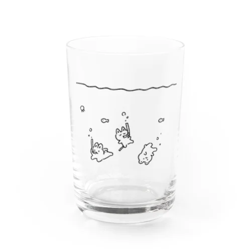 飲み物の中で泳ぐ グラス