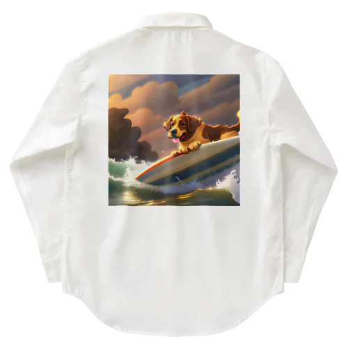 サーフィンしているかっこいい犬 ワークシャツ