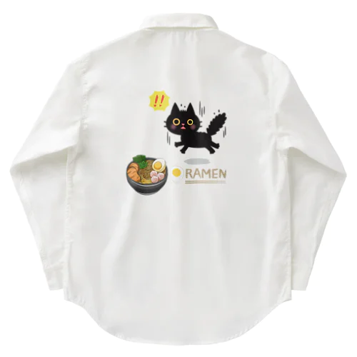 ラーメンが大好きな黒猫がラーメンを見つけて驚いている ワークシャツ