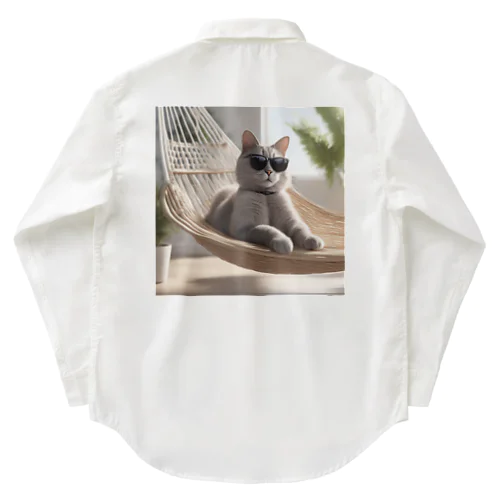 サングラスをかけている猫がハンモックでくつろいでいる。 Work Shirt