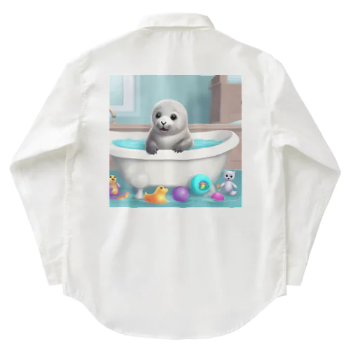 お風呂場のゴマアザラシの赤ちゃん ワークシャツ