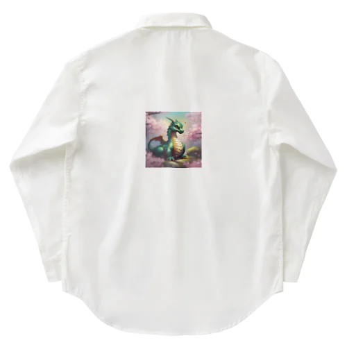 桃の花の香りに誘われて喜んでいる竜 Work Shirt