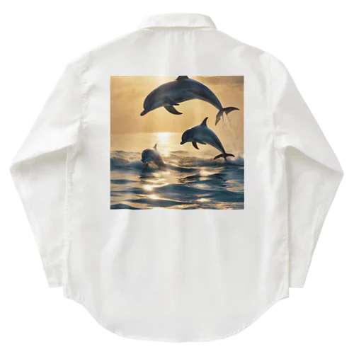 光を浴びて泳ぐイルカの親子 ワークシャツ