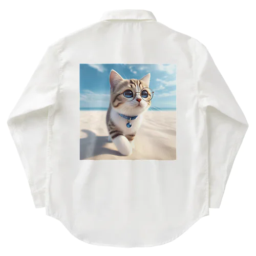 南国の海辺を歩く勇ましさに胸キュン猫 Work Shirt