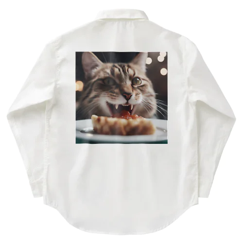 ごはんを食べている猫 Work Shirt