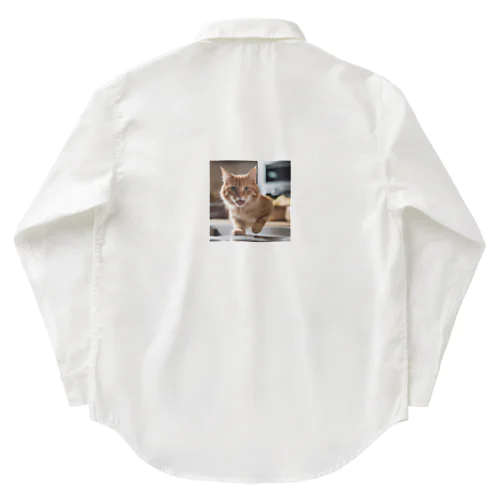 キッチンで飛び跳ねる猫 Work Shirt