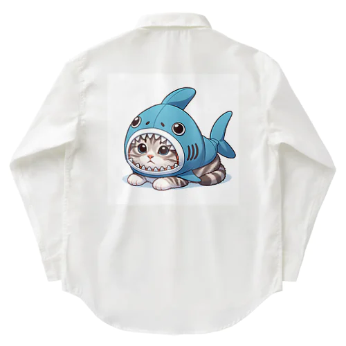 サメのフードを被った可愛らしい子猫 ワークシャツ