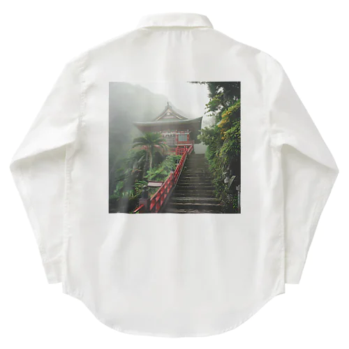 山頂にある神秘的な神社 アメジスト2846 Work Shirt