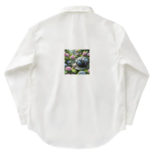 アジサイの花の下を移動するカタツムリ Work Shirt